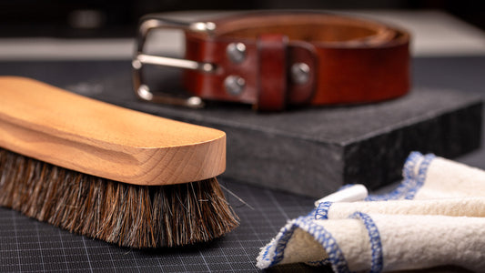 Photo présentant une brosse à crin de cheval, une chamoisine et une ceinture à entretenir