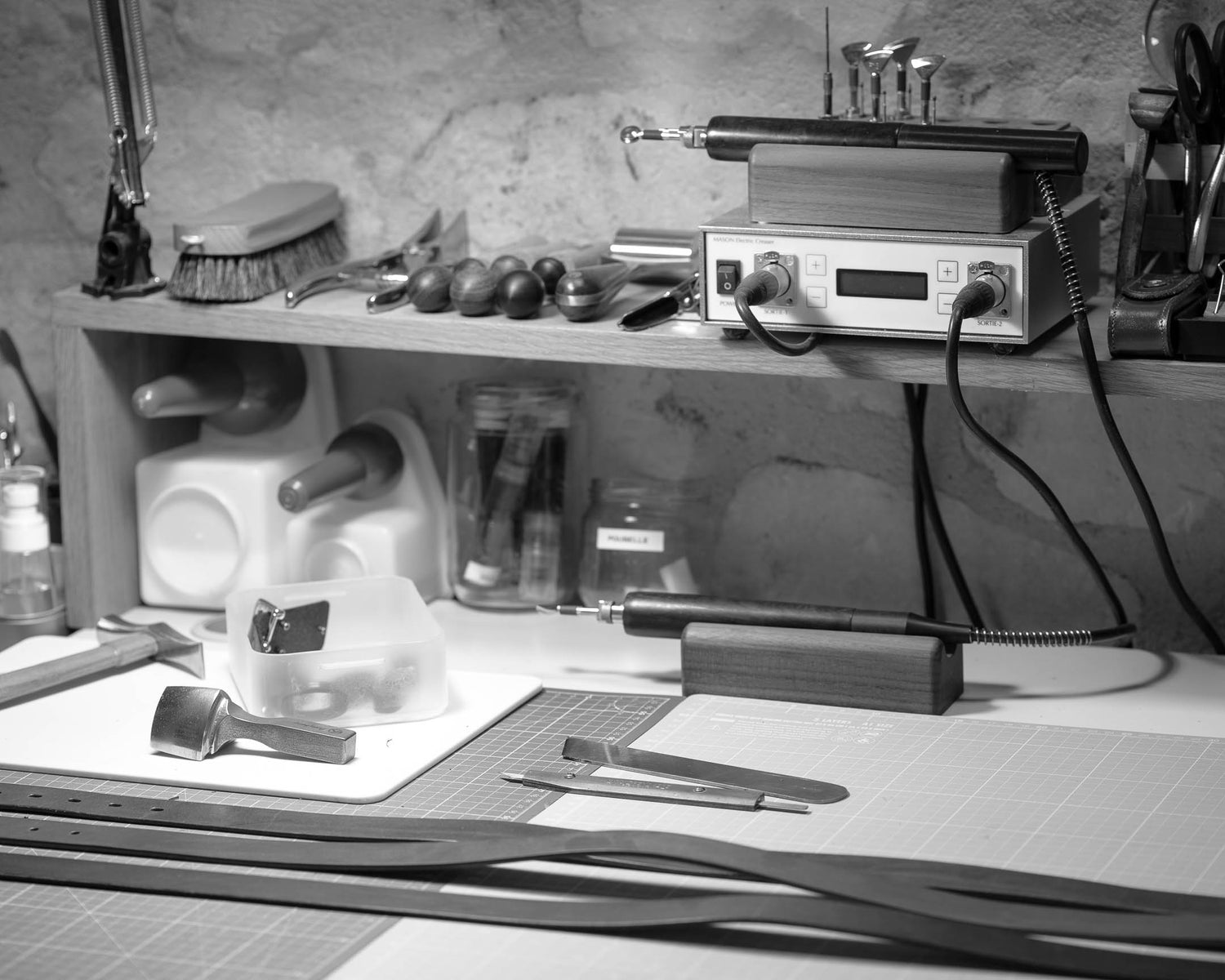 Partie de plan de travail de l'atelier avitin montrant différents outils (fileteuse, emporte pièces, couteau,etc.)