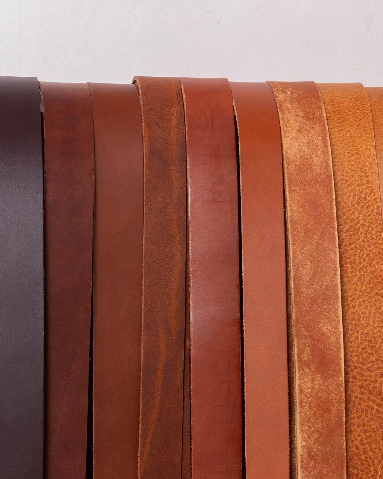 sangles coupées en cuirs italiens à tannage végétal en différentes nuances de marron
