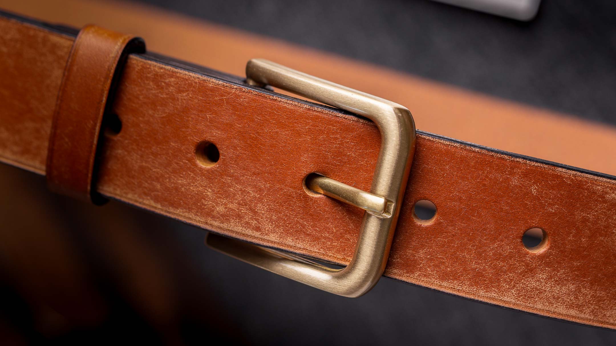 Zoom sur ceinture cuir avitin et boucle laiton massif dorée