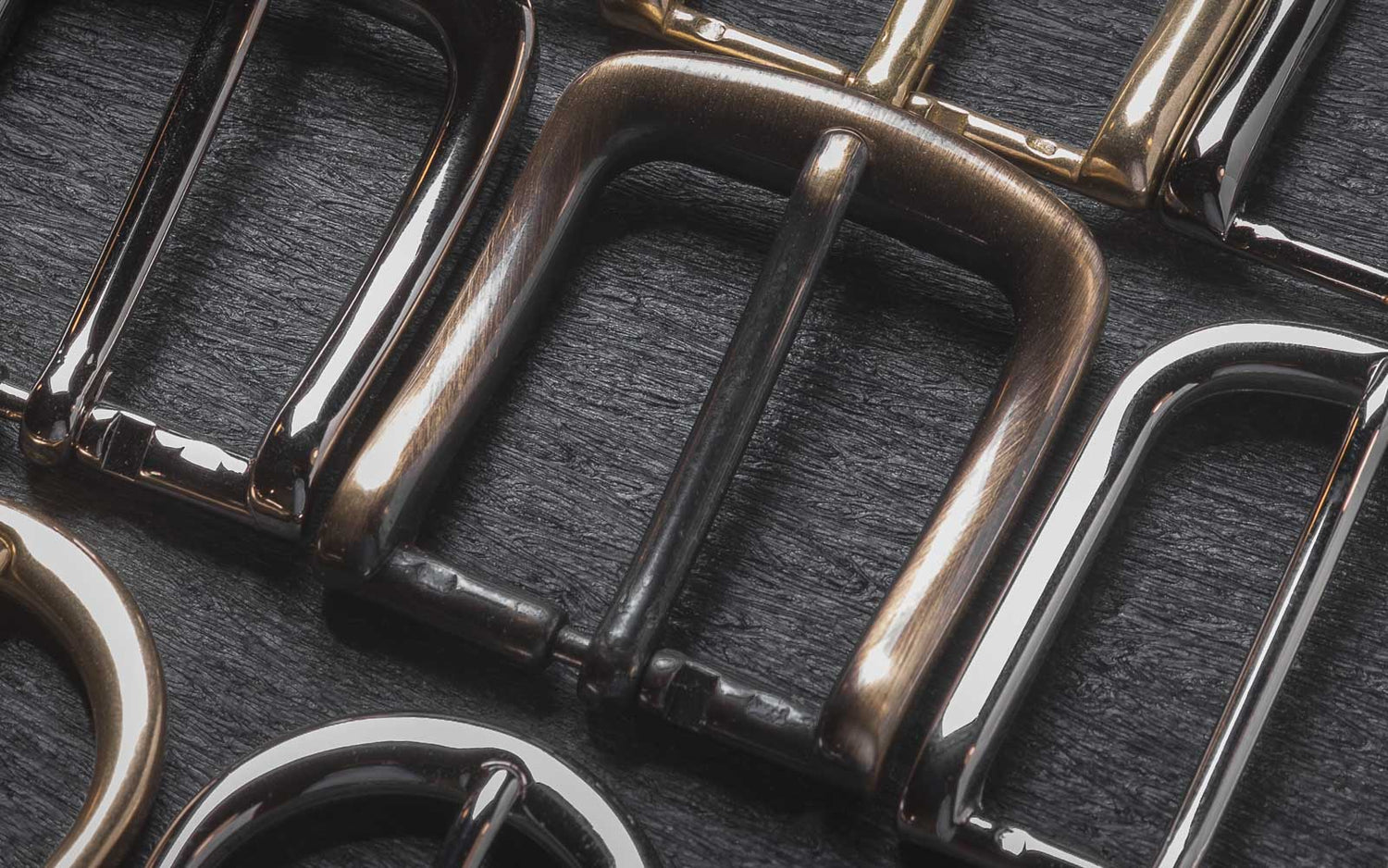 Zoom sur différentes finitions de boucles en laiton massif fabriquées en Italie