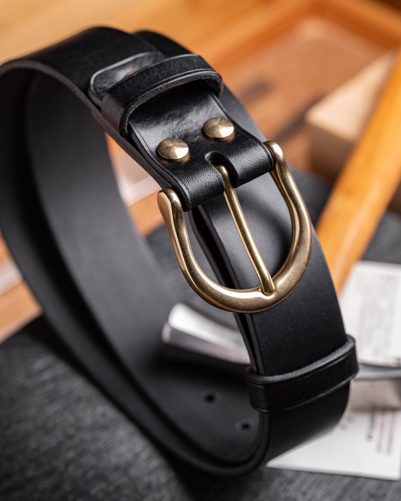 exemple d'une réalisation de ceinture sur mesure cuir noir à tannage végétal italien, boucle en laiton massif